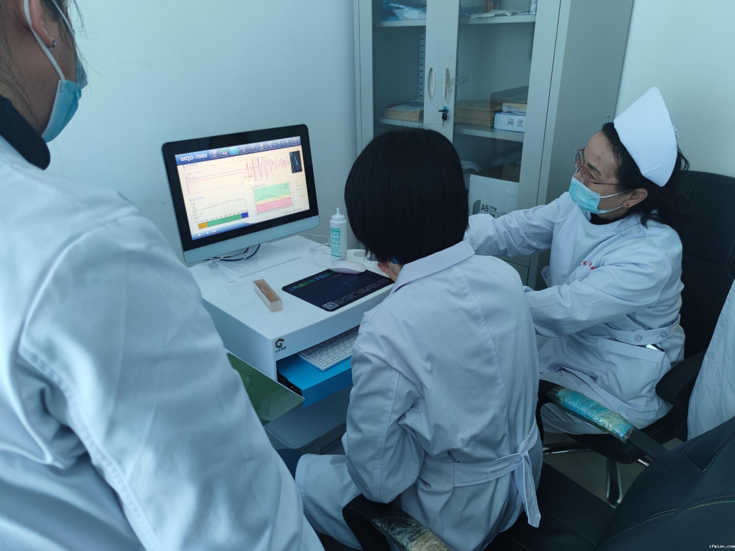 骨密度检测仪厂家提醒50岁过后的人，一旦发现骨密度低，怎么做呢？